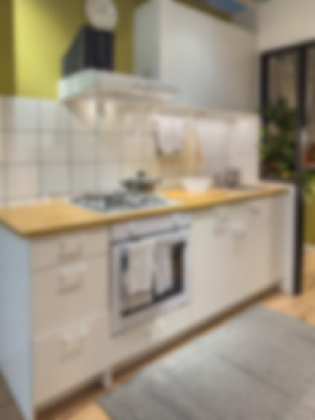 模糊背景的家庭厨房与光散景图片下载