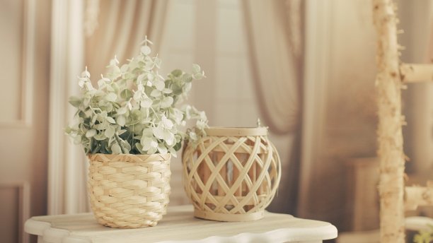 波西米亚风格的花盆里插着花和蜡烛。图片下载