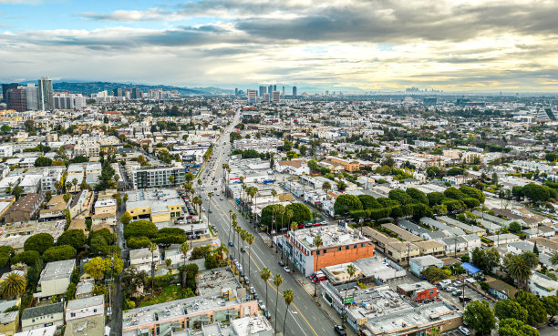 洛杉矶圣莫尼卡城市住宅区，可俯瞰太平洋和市中心图片下载