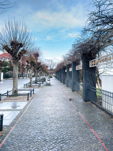 小径通海，海景尽收眼底。图片下载