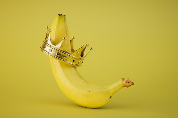 香蕉之王。黄色背景上的香蕉。三维渲染图片下载