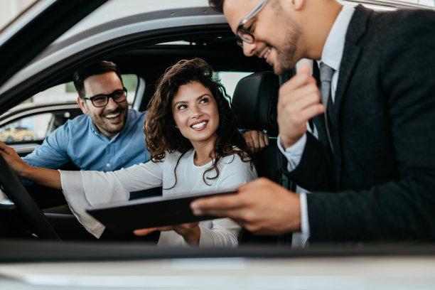有魅力的夫妇购买新车图片下载