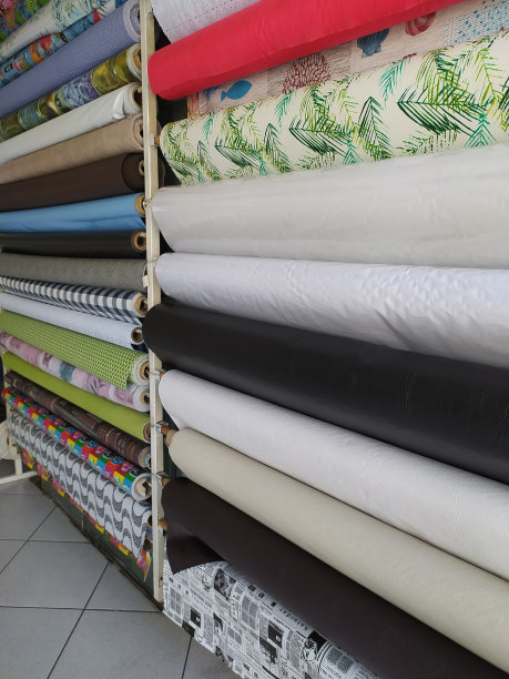 一卷一卷的彩色布料放在另一卷上面图片下载