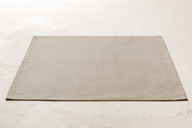 透视灰色桌布的食物在水泥背景。为你的设计留出空间图片下载