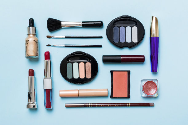 专业化妆工具。前视图。平的。美容、装饰性化妆品。化妆刷设置和颜色眼影调色板上的桌子背景。简约的风格图片下载