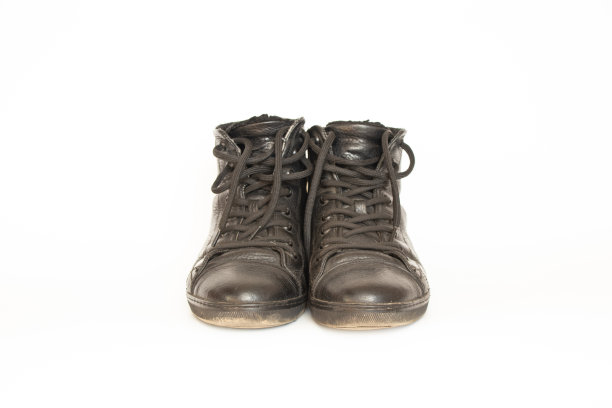 黑色皮革男鞋脏穿在白色背景图片下载