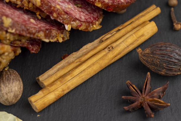 用高品质的肉加上香料和大蒜制成的意大利腊肠图片下载