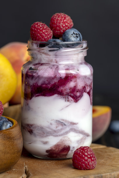 新鲜美味的酸奶，由蓝莓口味的牛奶制成图片下载