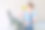 一名女子站在健身房的跑步机上，从运动瓶子里喝水图片下载