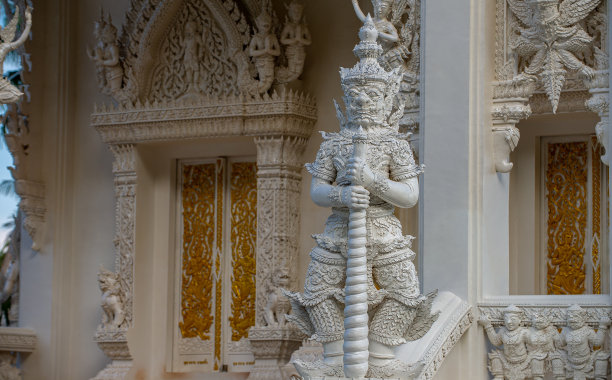 泰国春丰省的白色寺庙图片下载