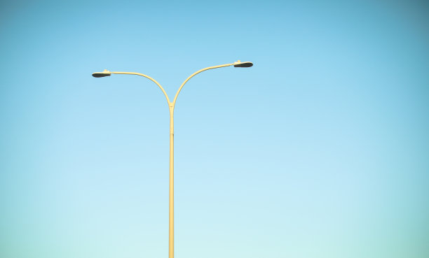 街灯柱在城市和公园的蓝天里图片下载