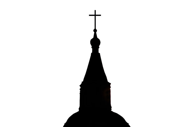 夕阳下天主教堂的剪影，孤立在白色背景上。夕阳照在黑暗的基督大教堂上。图片下载