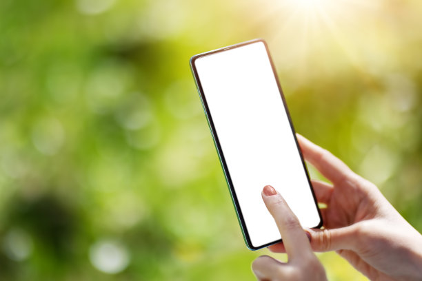 女子手持智能手机的特写镜头。图片下载