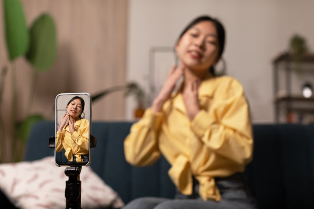 日本女博主在家做面部按摩视频图片下载