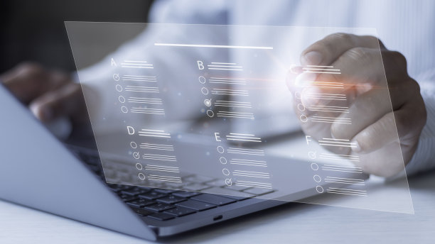 商人使用电脑，在虚拟屏幕上触摸带有复选框的问卷，在线填写调查表格，回答测试问题，文件管理系统DMS。图片下载