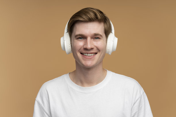 正男戴着耳机听着音乐，高兴极了图片下载