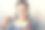 一名男子在办公室边吃方便面边工作。在办公室吃午餐。垃圾食品图片下载