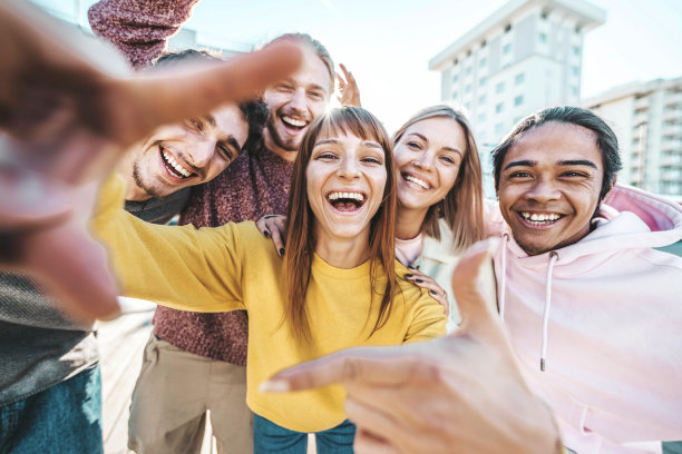多元文化的朋友在镜头前一起微笑-大学生在大学校园里玩耍-年轻人在夏日闲逛-生活方式，友谊和青年文化图片下载