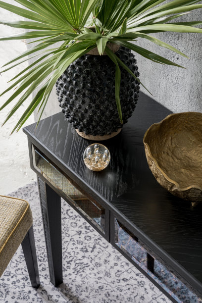 优雅的装饰在黑色控制台桌子图片下载