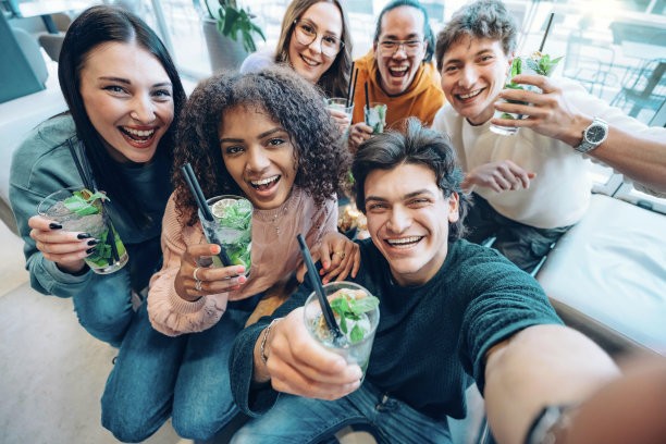 多元种族的朋友在酒吧餐厅喝莫吉托鸡尾酒-快乐的年轻人在周末度假时拍自拍照-生活方式的概念，男孩和女孩享受欢乐时光图片下载