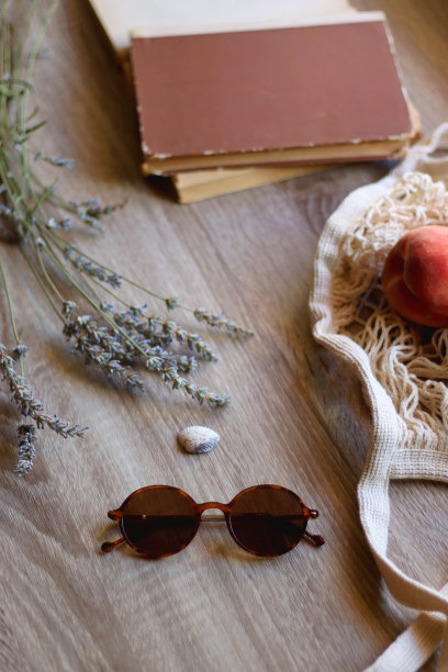 桃子，薰衣草，眼镜和书图片下载