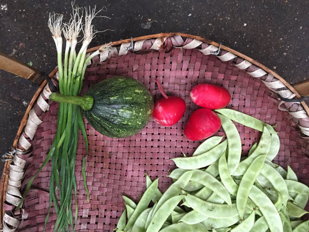 本地市场的新鲜蔬菜和水果图片下载