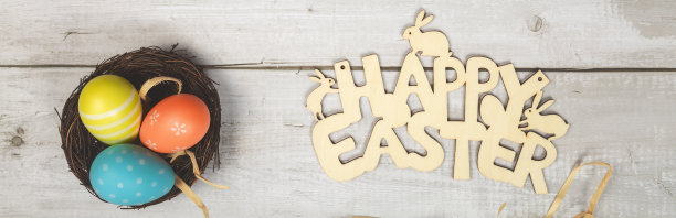 复活节快乐的概念。框架的复活节彩蛋，贺卡和白色的木制背景。平铺，俯视图，横幅图片下载