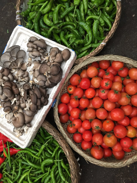 本地市场的新鲜蔬菜和水果图片下载