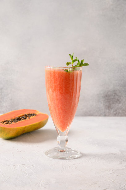 灰色背景的玻璃番木瓜。图片下载