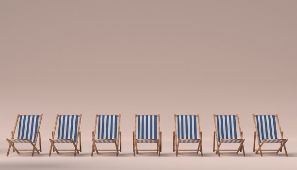 米色背景的躺椅。海上度假村概念图片下载