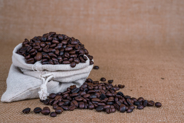 刚烤好的咖啡豆装在麻袋里。这里有思想的空间。图片下载