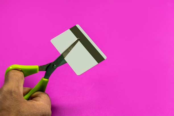 剪信用卡剪刀紫色背景图片下载