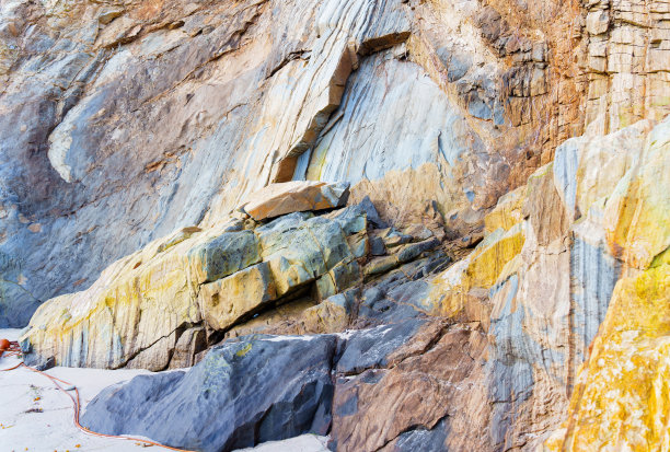 加利福尼亚海洋海岸线上的岩层图片下载