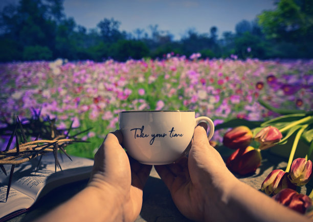 拿着茶杯的男人。春天的背景。图片下载