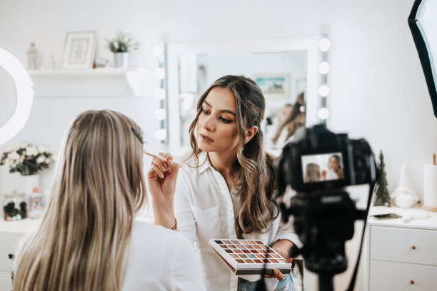 化妆视频博主在她的工作室流媒体图片下载