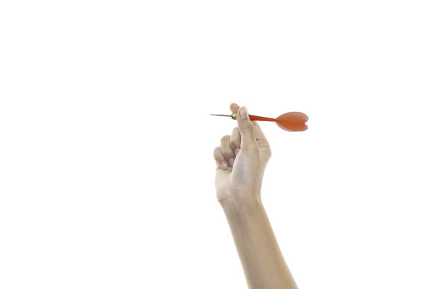 女性手握飞镖孤立在白色背景与修剪路径。图片下载