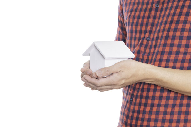 男子持有小房子模型孤立的白色背景与修剪路径图片下载