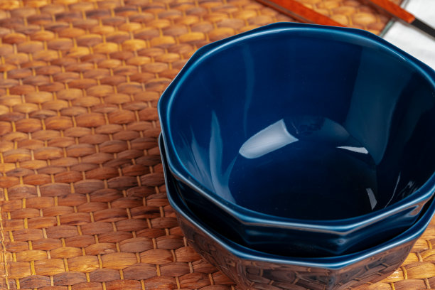 厨房桌上空的蓝色陶瓷碗图片下载