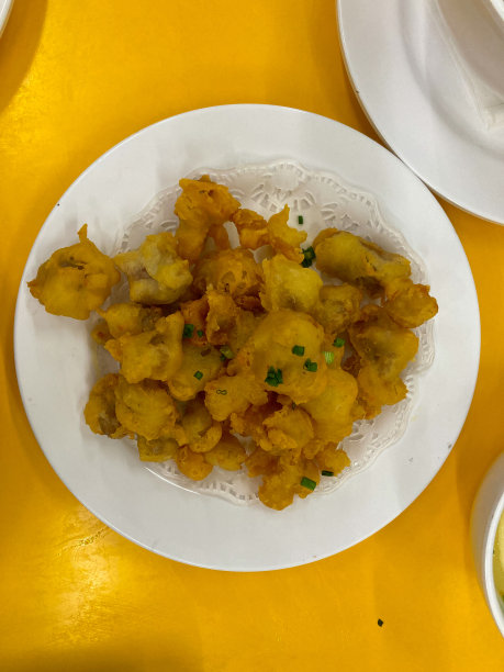 用酥脆的猪皮做成的猪肉点心图片下载