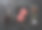生的碎牛肉汉堡密封在托盘上的黑色石头背景与刀叉。图片下载