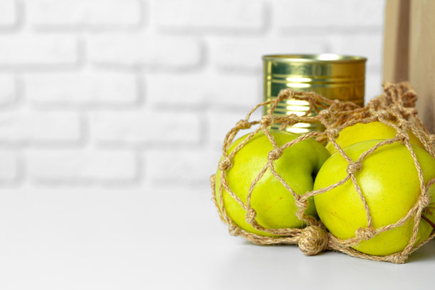 熟透的青苹果装在轻绳袋中图片下载