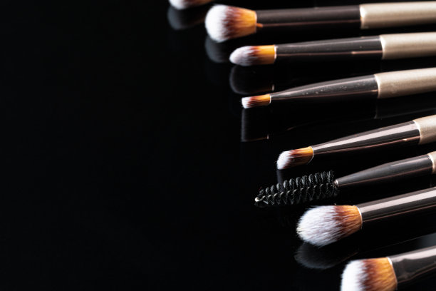 收集化妆笔刷在黑色背景图片下载