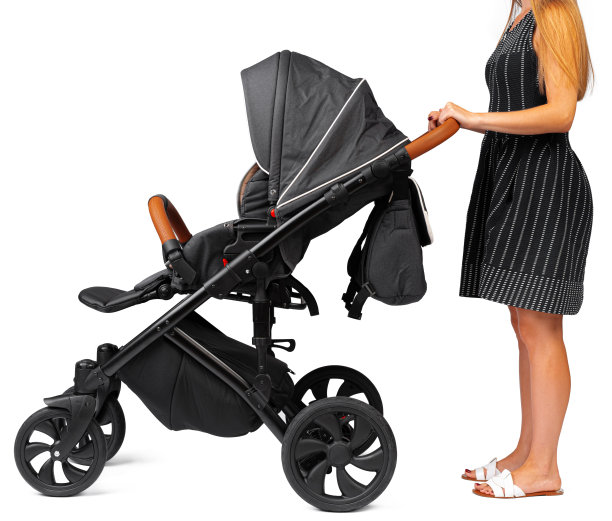 白色背景下，母亲推着婴儿车。图片下载