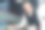 在办公室办公桌前工作的成熟商人。图片下载
