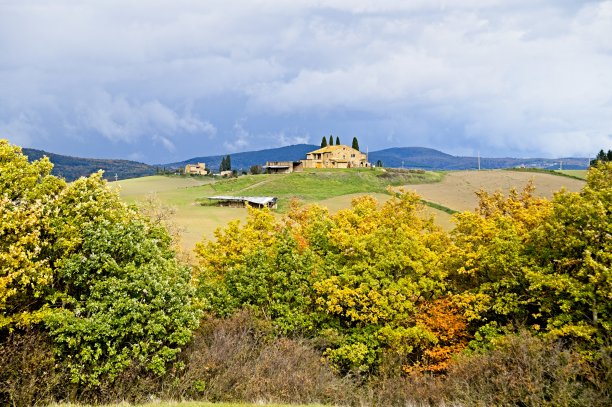 意大利托斯卡纳山区的秋天图片下载