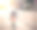快乐的少年女孩在城市街道上滑板，同时听音乐耳机-保持微笑和享受生活的概念-背光夏日生活方式的照片图片下载