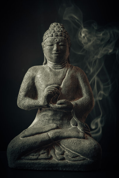 黑色背景上的佛像和烟雾图片下载