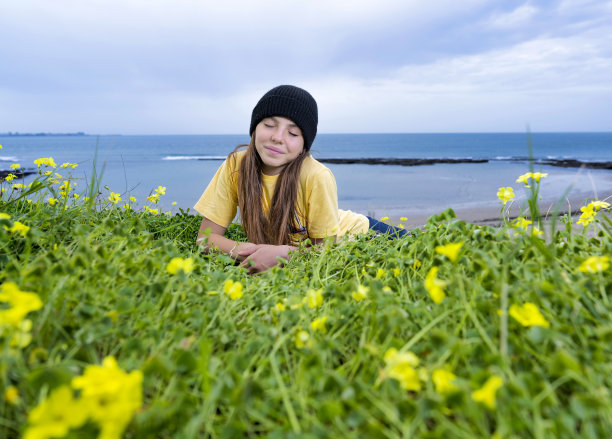年轻的女孩做冲浪滑冰和微笑图片下载