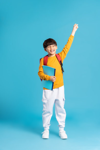 出生在蓝色背景上的亚洲男孩的肖像图片下载