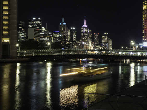 夜晚的城市天际线和河流图片下载
